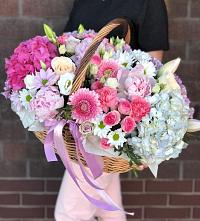 Композиция солнечный день в Болохово Цветочная композиция из Розы, Хризантемы, Пионы и Лизиантусы в корзине в Болохово