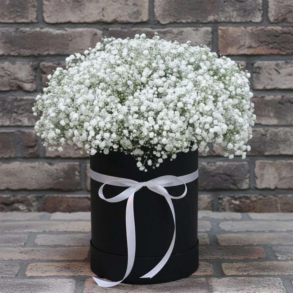 Цветочная композиция из Гипсофила в шляпной коробке в Болохово