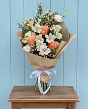 Букет цветов из:  Альстромерии, Лизиантусы, Розы и Хризантемы в Болохово