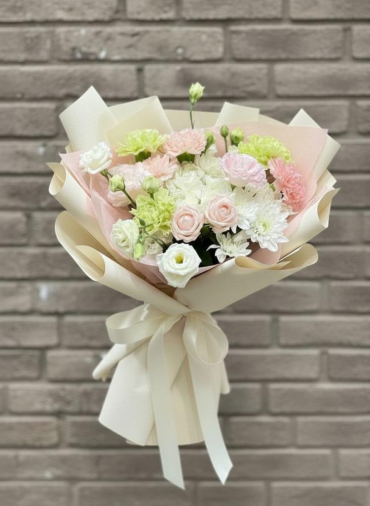 Букет цветов из: Гвоздики, Розы, Лизиантусы и Хризантемы в Болохово