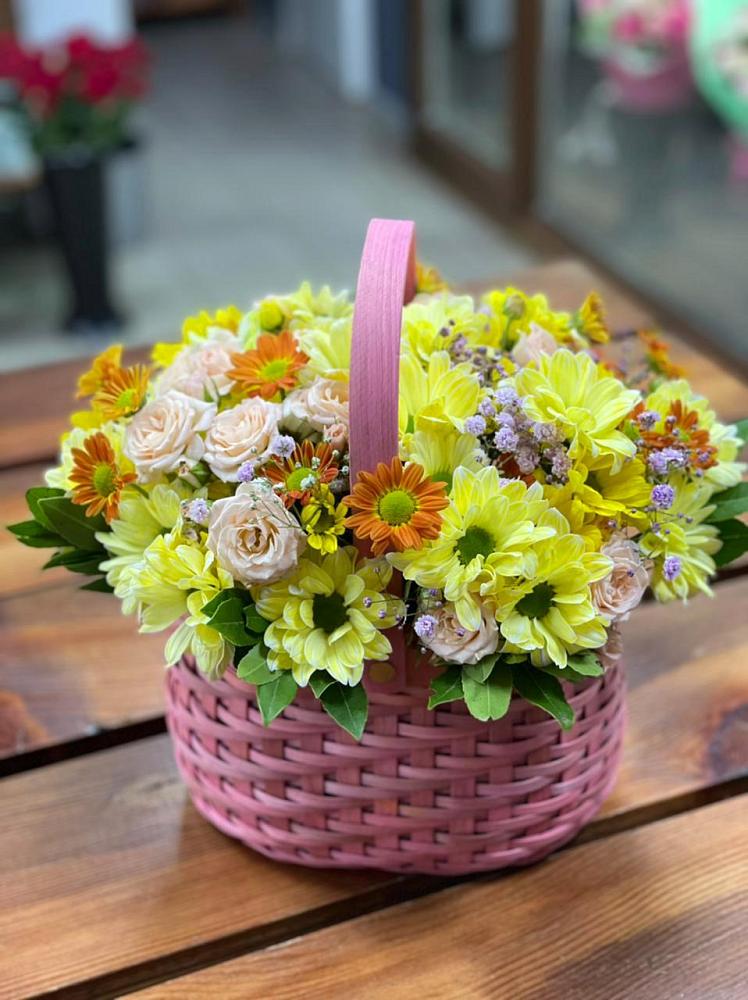 Цветочная композиция из Хризантемы и Розы в корзине в Болохово
