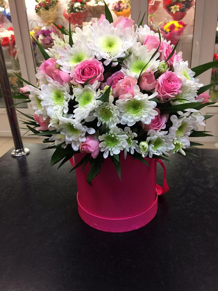 Цветочная композиция из Розы и Хризантемы в шляпной коробке в Болохово