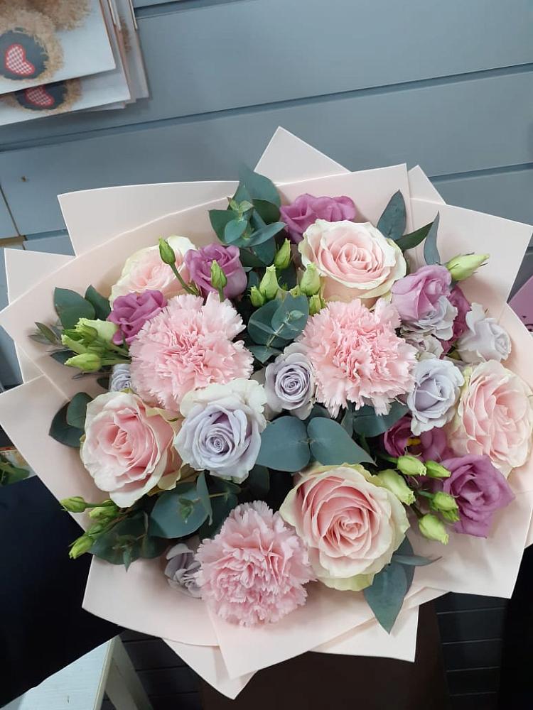 Букет цветов из: Розы, Гвоздики и Лизиантусы в Болохово